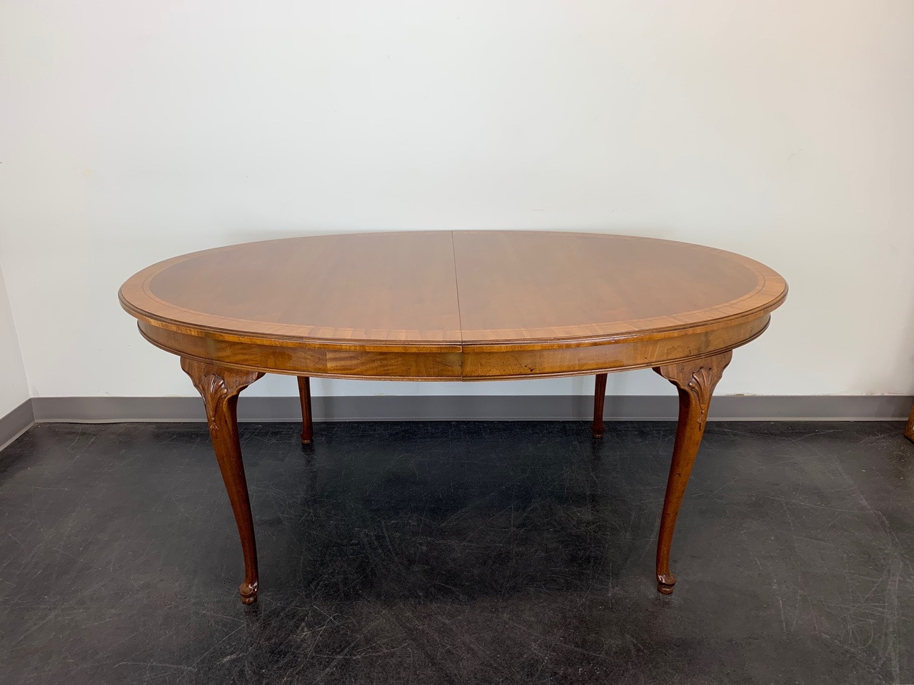 queen anne dining table pedestal henredon 18th century portfolio banded oval walnut queen anne dining table queen anne dining table pedestal henredon 18th century portfolio banded oval walnut queen anne dining table